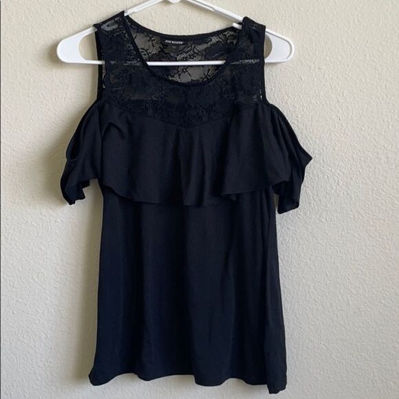 🔹4/$25 Black Cold Shoulder Top - Picture 1 of 7